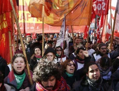 Αργεντινή: 24ωρη απεργία σε ολόκληρη τη χώρα- Οι πολίτες διαδηλώνουν κατά του ΔΝΤ